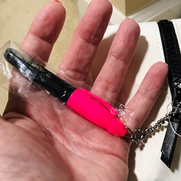 🆕🔥🦋2/30$PINK BY VS SUPER CUTE MAKEUP BAG/TOILETRIES/URL W/SHARPIE DETACHABLE - Picture 12 of 15